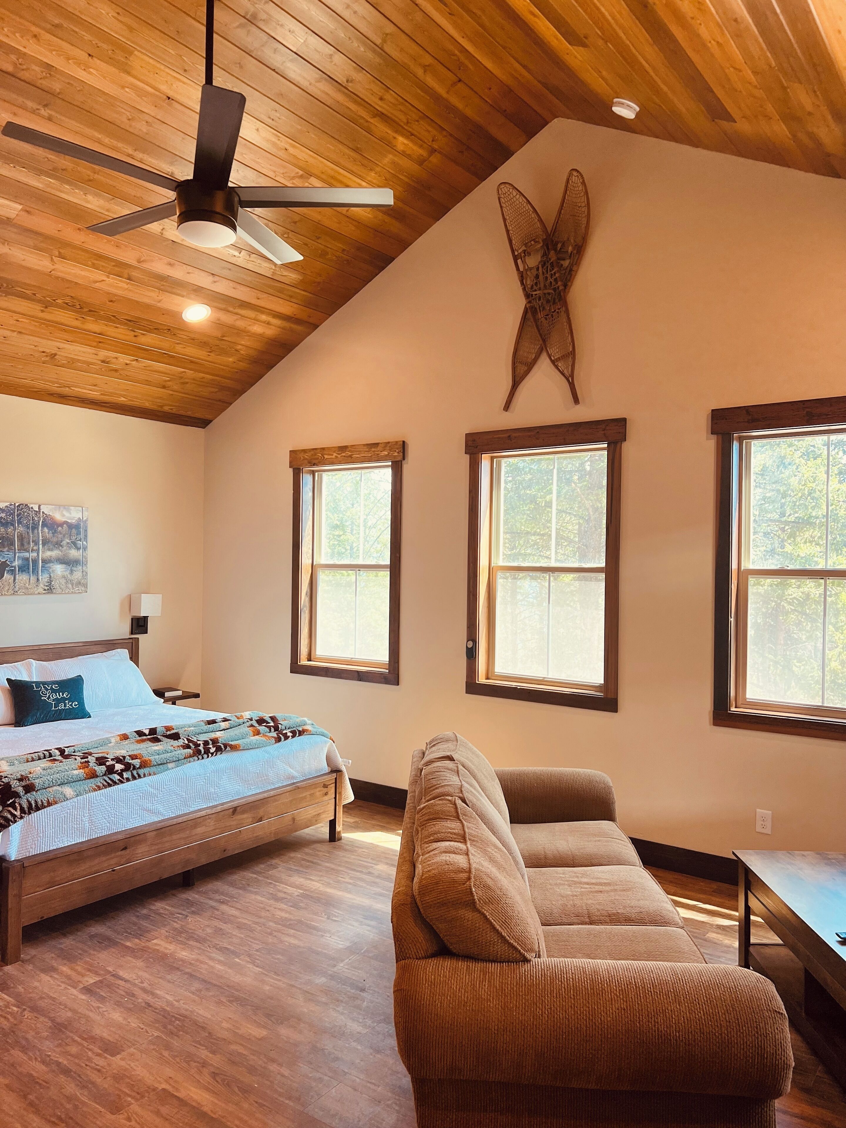 1 quarto, ferros/tábuas de passar roupa, berço de viagem