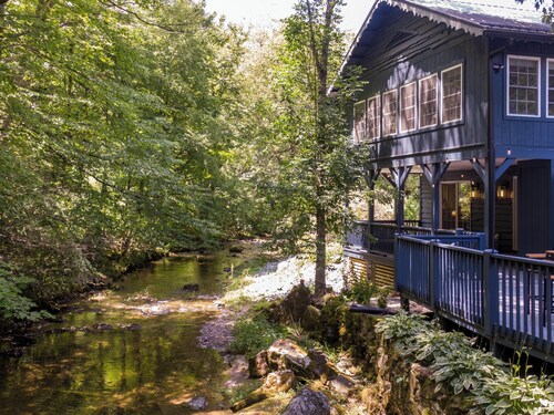 Riverside Retreat- Beautiful riverfront setting