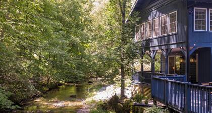 Riverside Retreat- Beautiful riverfront setting