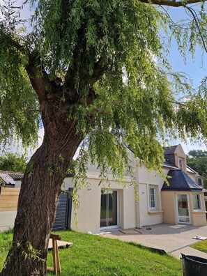 Exterior - Ty Mamie Spa Holiday Home – Private Terrace, Garden & Wi-Fi, 700m from the Beach (Saint-Pabu)