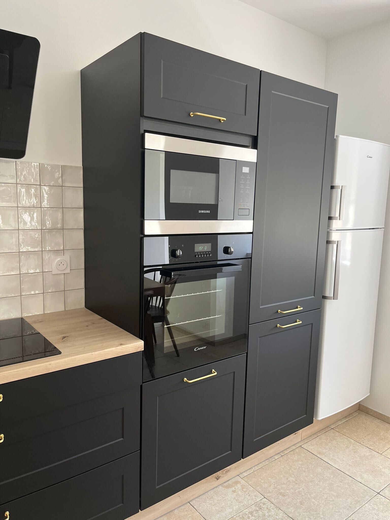 Réfrigérateur, micro-ondes, four, plaque de cuisson