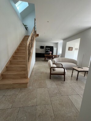 TV, fireplace - Ty Mamie Spa Holiday Home – Private Terrace, Garden & Wi-Fi, 700m from the Beach (Saint-Pabu)