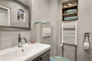 Shower, towels - Apartment 'Haus Am Alten Deich' with Private Terrace, Shared Garden and Wi-Fi (Rodenäs)