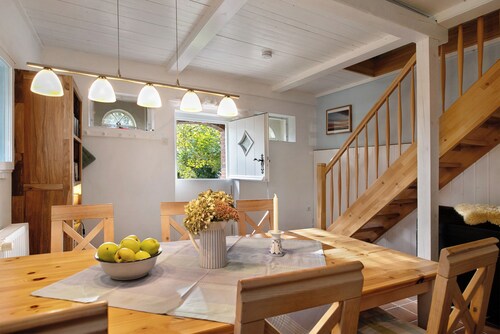 Ferienwohnung 'Haus Am Alten Deich' mit Privatterrasse, Gemeinschaftsgarten und Wi-Fi