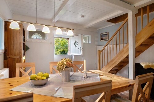 Ferienwohnung 'Haus Am Alten Deich' mit Privatterrasse, Gemeinschaftsgarten und Wi-Fi