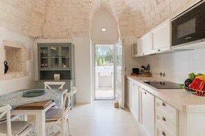 Frigorífico, microondas, horno y placa de cocina