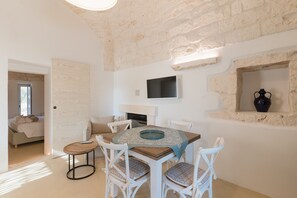 Dining - Villa 'Lamia Geko Paradise' with Sea View, Wi-Fi and Air Conditioning (ostuni)