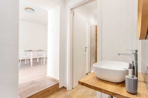 Interior - Apartment 'Travel Rooms-Arenella Piano Terra 2' with Mountain View, Wi-Fi and Air Conditioning (Palermo)