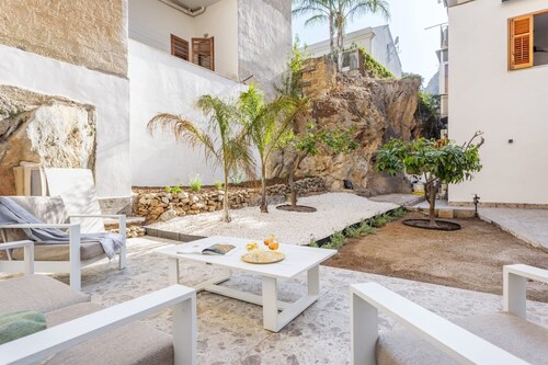 Apartment 'Travel Rooms-Arenella Piano Terra 1' with Mountain View, Wi-Fi and Air Conditioning
