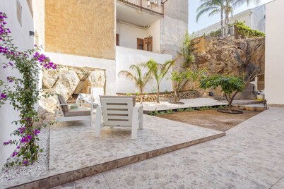 Apartment 'Travel Rooms-Arenella Piano Terra 1' with Mountain View, Wi-Fi and Air Conditioning