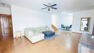 Una televisión, una mesa de tenis de mesa