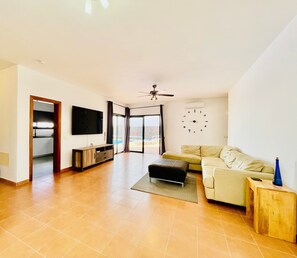 TV, tavolo da ping pong