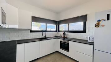 Een koelkast, een magnetron, een oven, een kookplaat