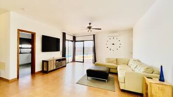 Una televisión, una mesa de tenis de mesa