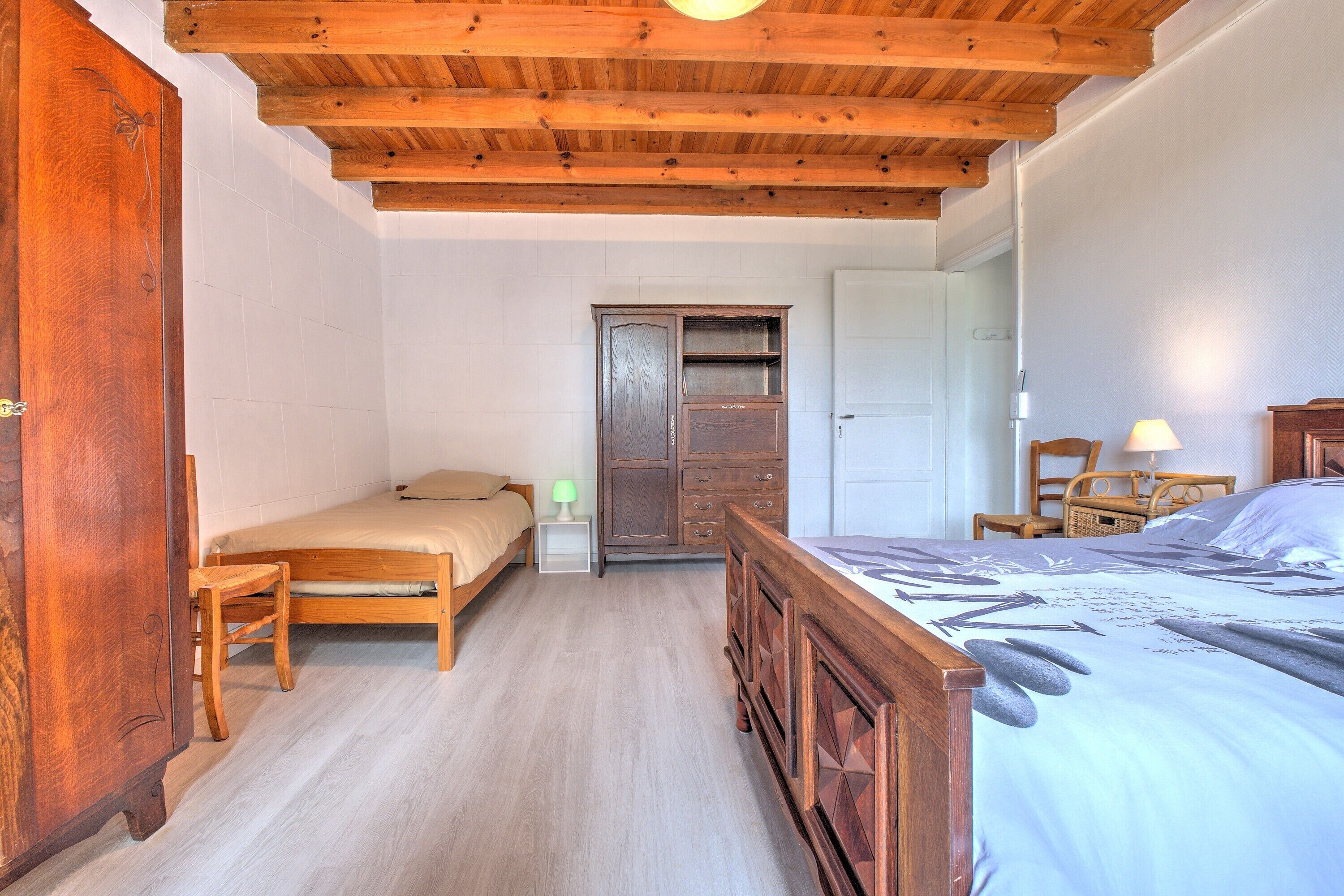 2 bedrooms, desk, iron/ironing board, WiFi