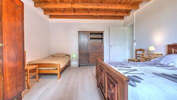 2 bedrooms, desk, iron/ironing board, WiFi