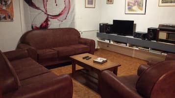 Una televisión, una chimenea, un reproductor estéreo