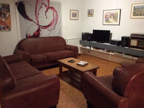 Tv, eldstad och en stereo