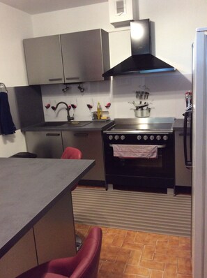 Kylskåp, mikrovågsugn, ugn och spishäll