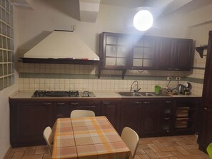 Réfrigérateur, four, plaque de cuisson, cafetière/bouilloire