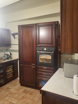 Fridge, oven, stovetop, coffee/tea maker