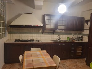 Fridge, oven, stovetop, coffee/tea maker
