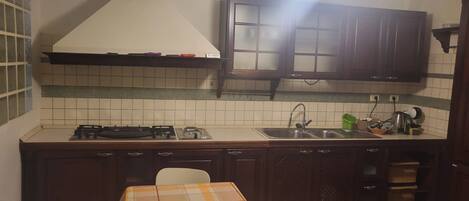 Fridge, oven, stovetop, coffee/tea maker