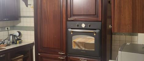 Réfrigérateur, four, plaque de cuisson, cafetière/bouilloire