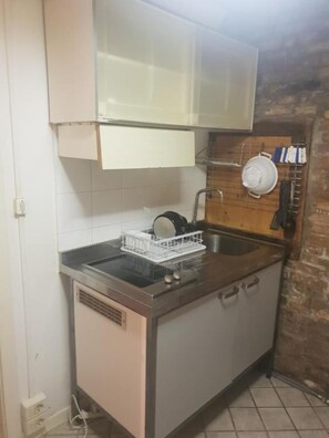 Kühlschrank, Ofen, Herdplatte, Wasserkocher mit Kaffee-/Teezubehör