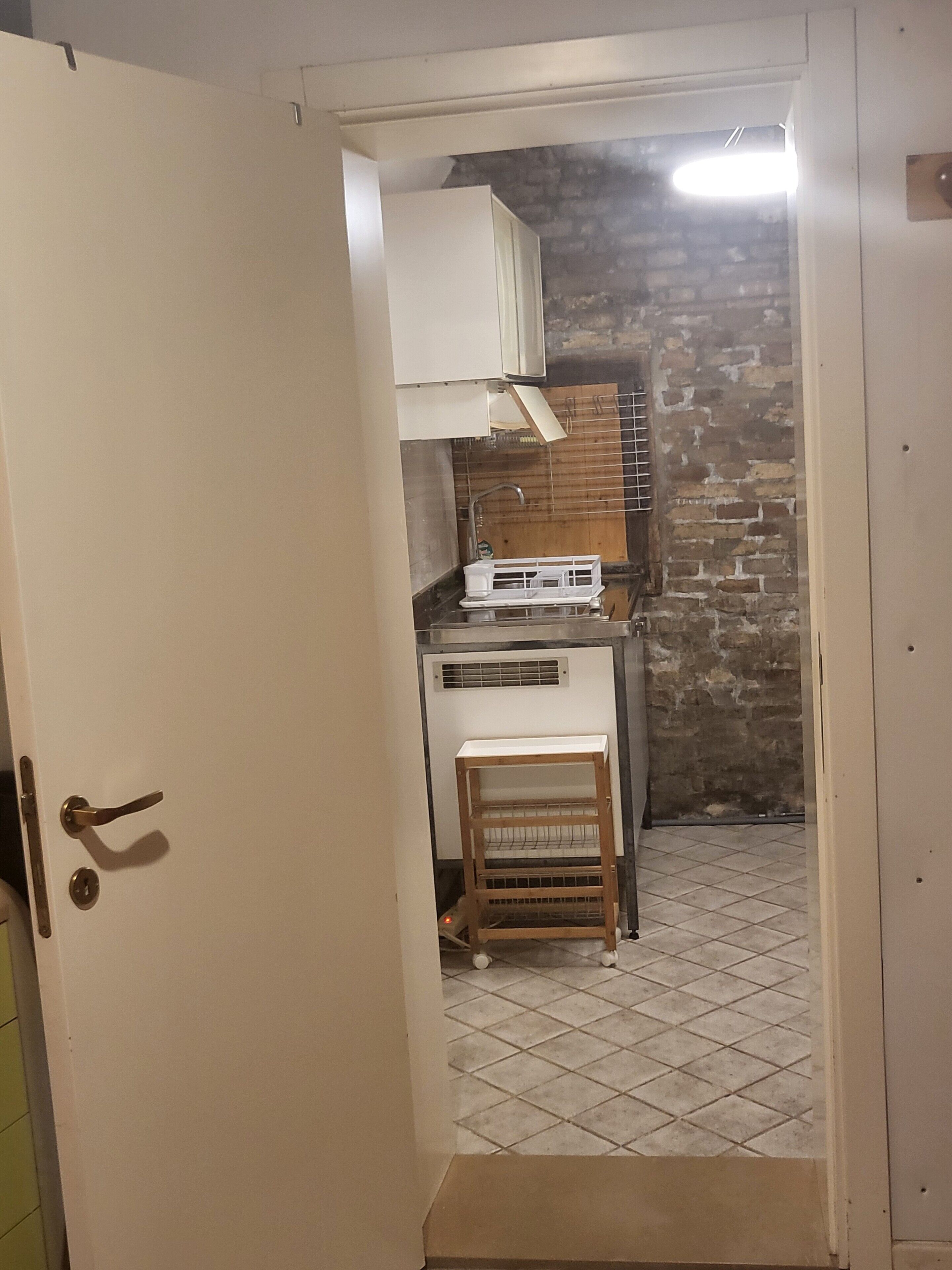 Fridge, oven, stovetop, coffee/tea maker