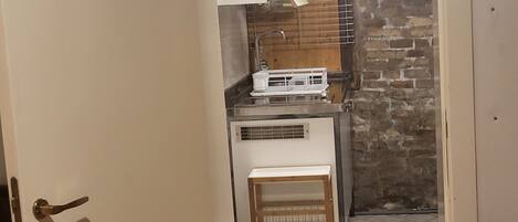 Fridge, oven, stovetop, coffee/tea maker