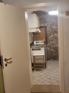 Fridge, oven, stovetop, coffee/tea maker