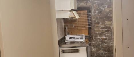 Een koelkast, een oven, een kookplaat, een koffiezetapparaat/waterkoker