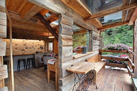 屋外ダイニングエリア. Chalet 'Lo Pailler De Mamma e Pappa' with Mountain Views, Private Terrace, Wi-Fi & Steam Bath