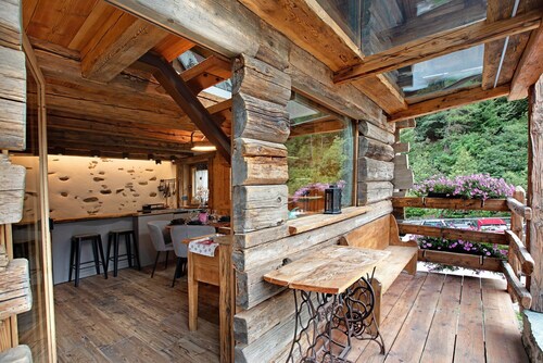 Chalet 'Lo Pailler De Mamma e Pappa' mit Bergblick, privater Terrasse, WLAN & Dampfbad