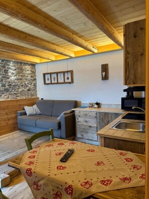 Interior - Apartment 'Veleza' with Mountain View and Shared Garden (Auronzo di Cadore)
