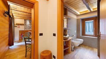 Dusj, hårføner og håndklær