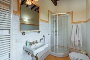 Douche, sèche-cheveux, serviettes fournies