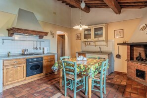 冷蔵庫、オーブン、コンロ、食器洗い機