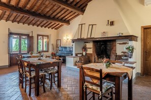 Dining - Apartment 'Il Granaio' with Shared Pool, Wi-Fi and Air Conditioning (Fucecchio)