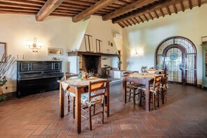 Dining - Apartment 'Il Granaio' with Shared Pool, Wi-Fi and Air Conditioning (Fucecchio)