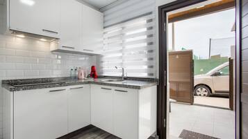 Refrigerador, microondas, parrilla de estufa y cafetera y tetera