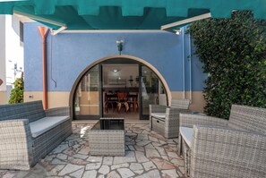 Outdoor dining - Apartment 'Il Geco - Green' with Shared Terrace, Wi-Fi and Air Conditioning (Salice Salentino)