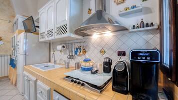 Fridge, coffee/tea maker