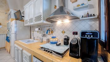 Kühlschrank, Wasserkocher mit Kaffee-/Teezubehör