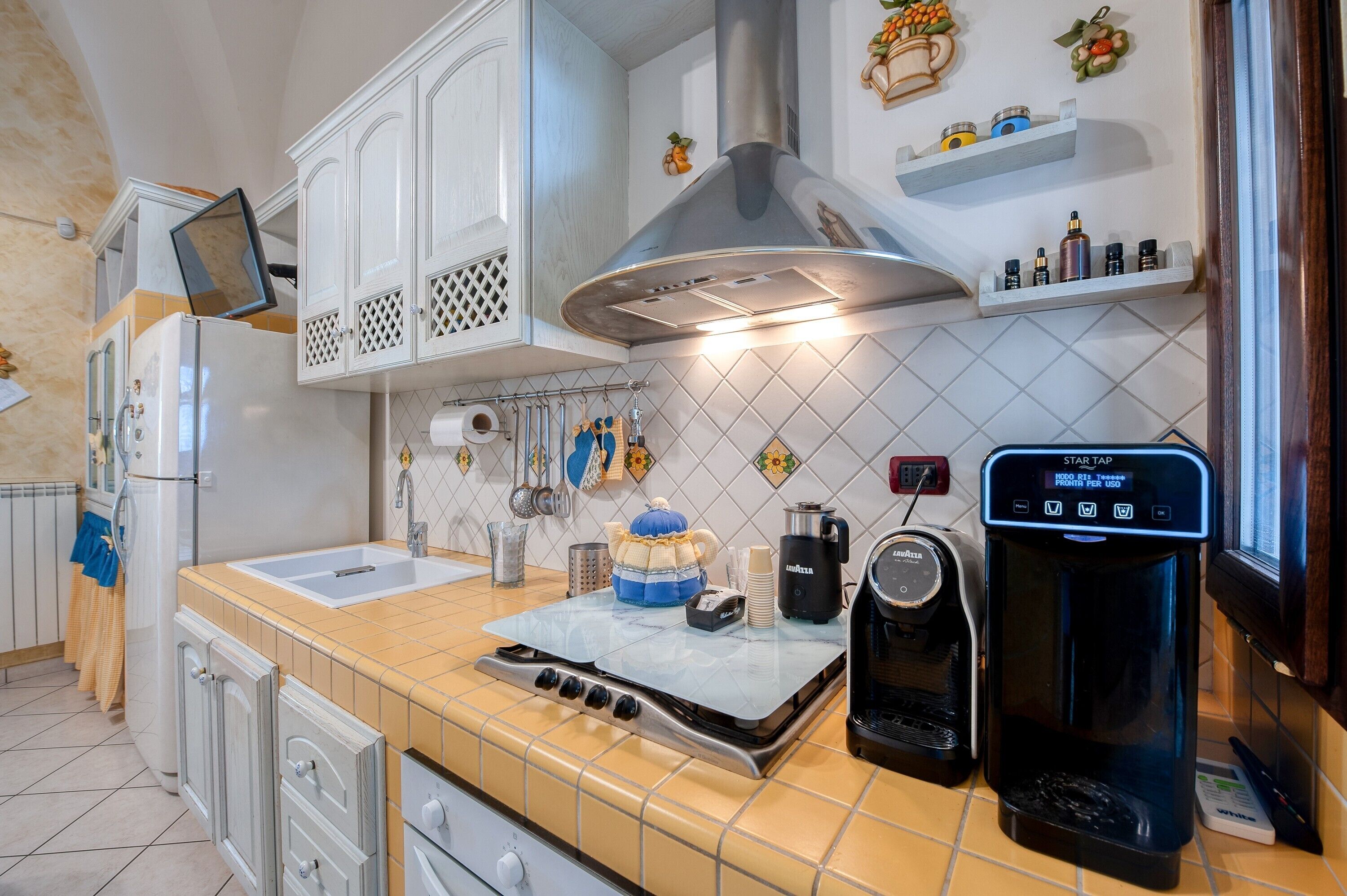 Fridge, coffee/tea maker