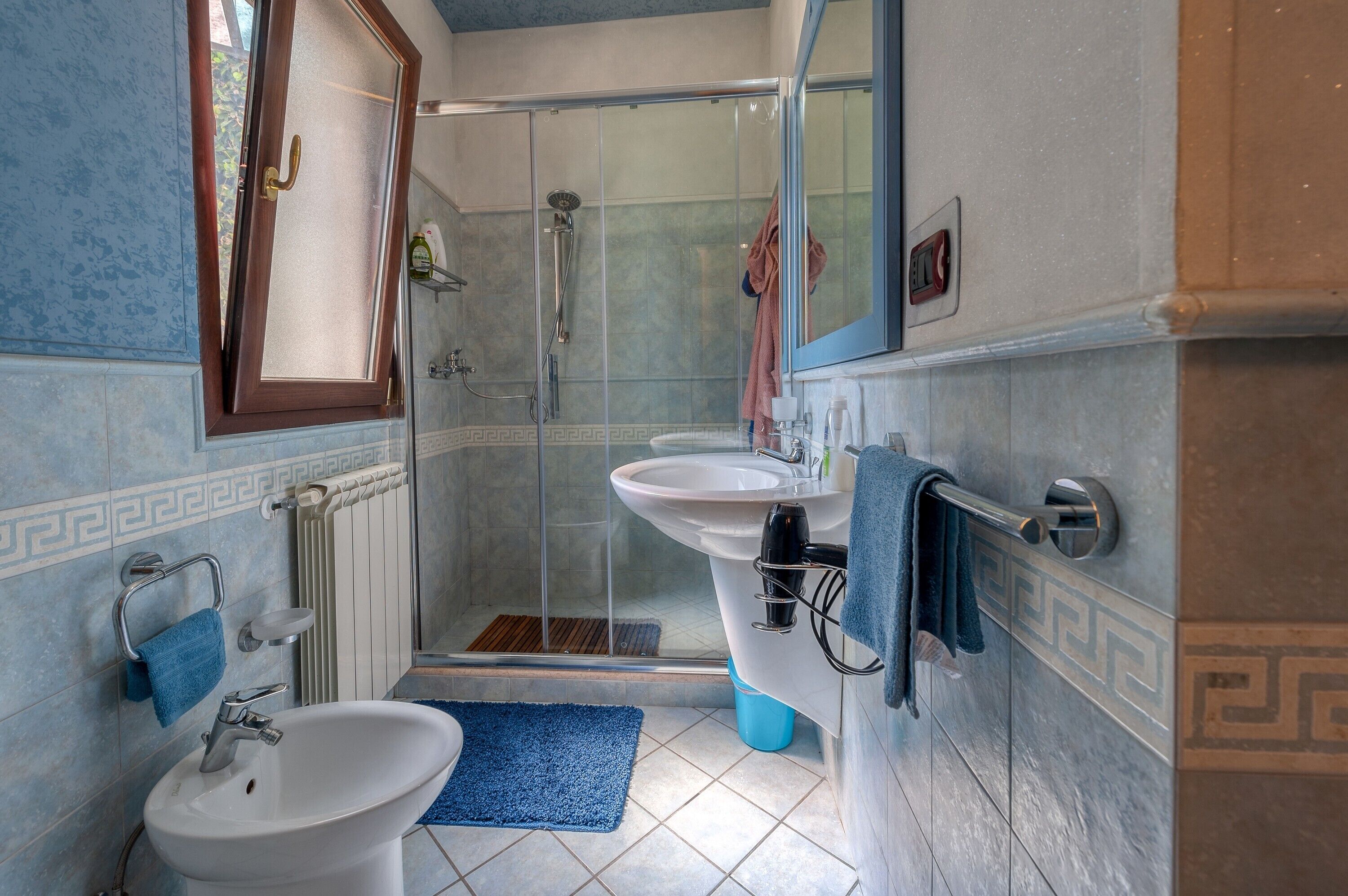 Een douche, een haardroger, handdoeken