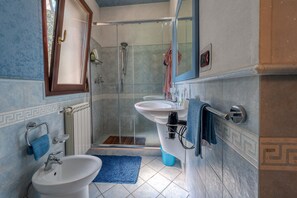Een douche, een haardroger, handdoeken