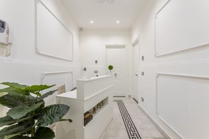 Lobby - Room 'Vista Sulla Città 1' with Shared Terrace, Wi-Fi and Air Conditioning (Palermo)