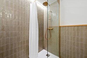 Ducha, secador de pelo y toallas